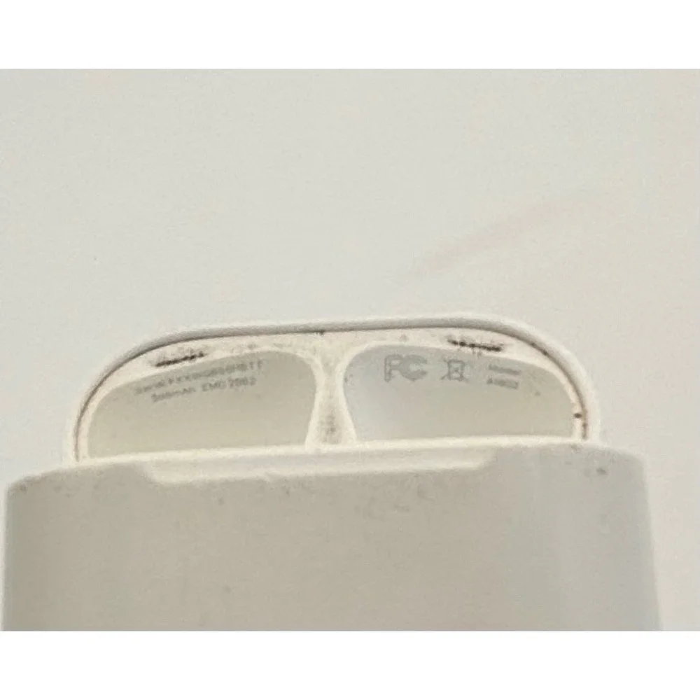 Apple AirPods Wireless Charging Case Unisex‎ OS White Good A1938 Replacement